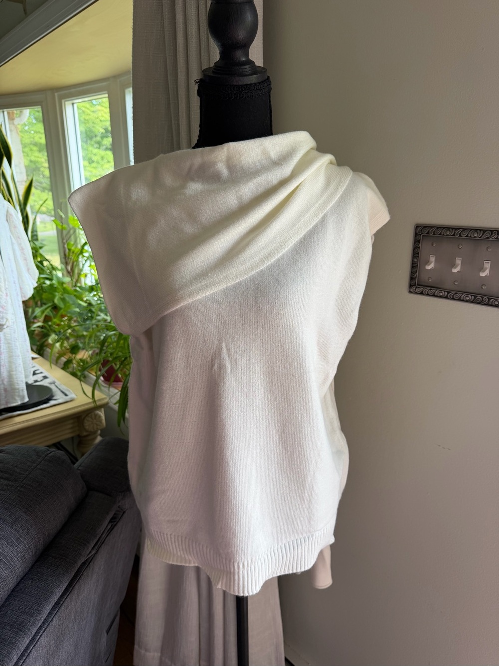 Women's Cream Knit Sweater Stunning